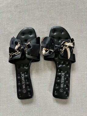 MUSSHOE Black Bow Slide Sandals with Chain Print